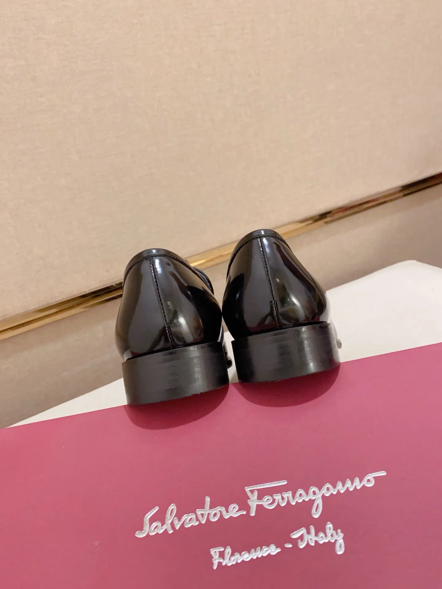 Men's shoes💰: 520💰 High version Ferragamo quality! 🆕🆕Exclusive hot-selling products in stock🔥🔥New products on the shelves, high-quality shoes, high-end driving shoes, with complete packaging! 💪 💪 Material: imported patented cowhide 🐂 + imported high-quality water-dyed cowhide lining + wear-resistant outsole 👍🏻👍🏻 Features: high-end and comfortable, purely handmade 🚀 🚀 Create the perfect shoes that suit you best 🔥 🔥 Size: (38-44) Can be customized 45 non-returnable!